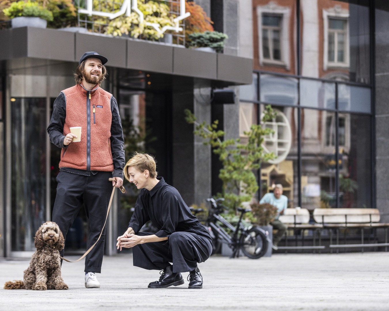 Gatubild på människor och en hund