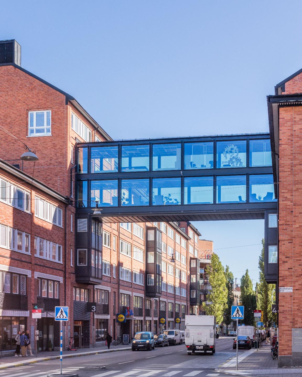 Bro mellan husen i Stockholmsverken